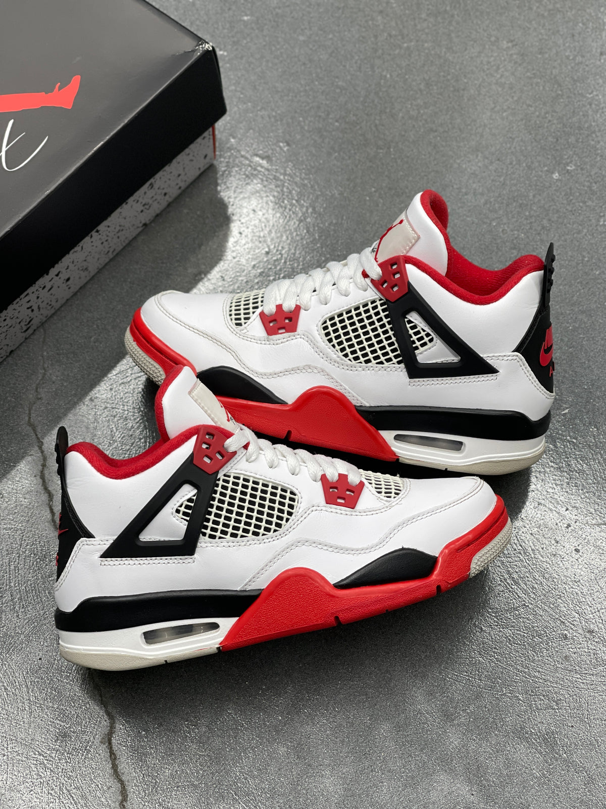 Lightly Worn) Jordan 4 Fire Red (2020)(Size 6Y)