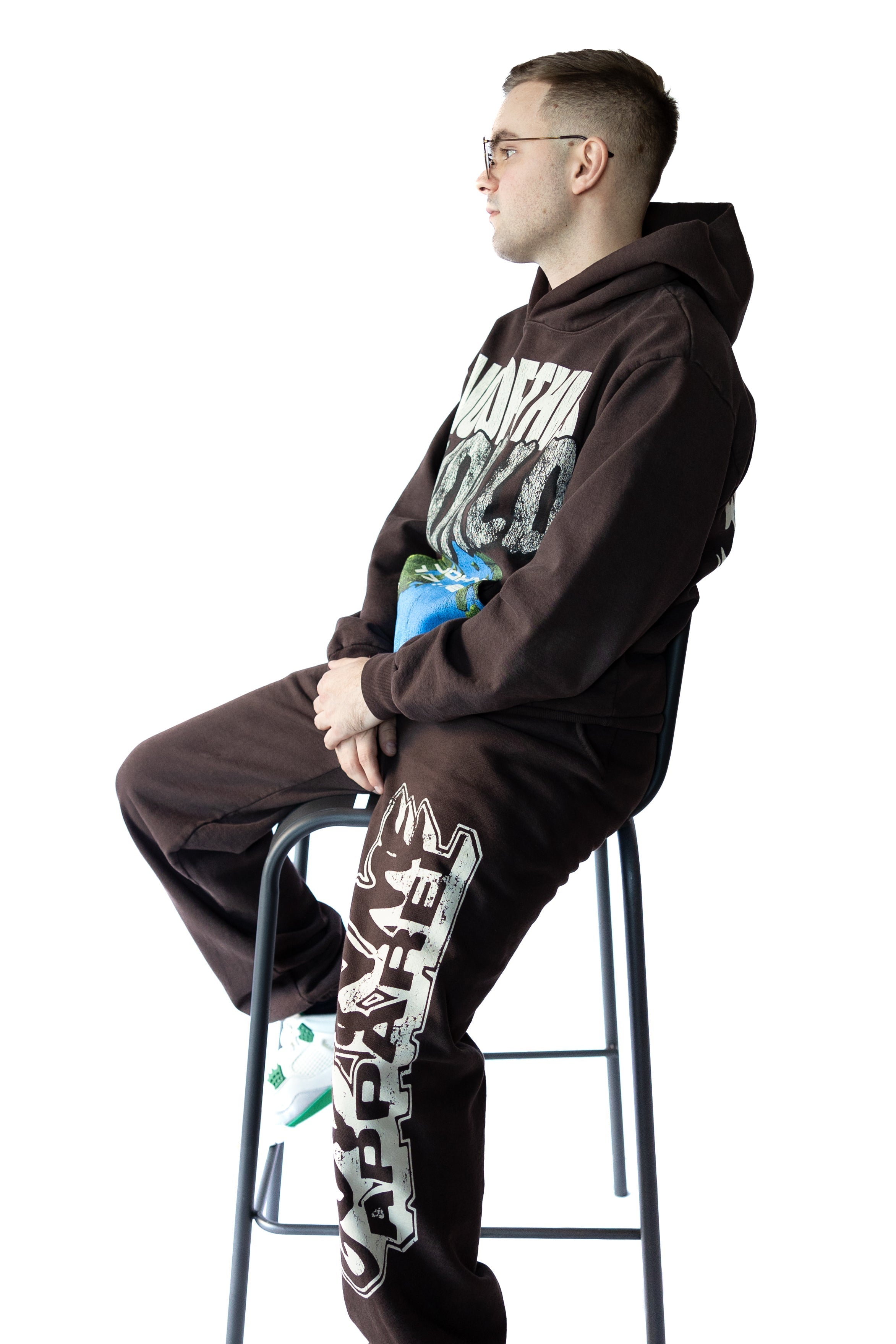 LOGOS SWEATPANTS (CHOCOLATE)