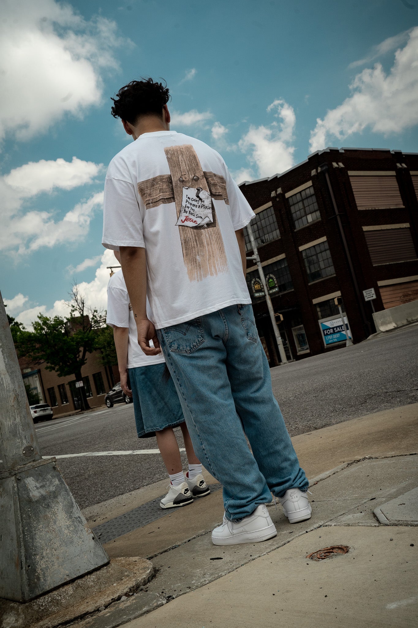 "CROSS LETTER" BOXY TEE (OFF-WHITE)