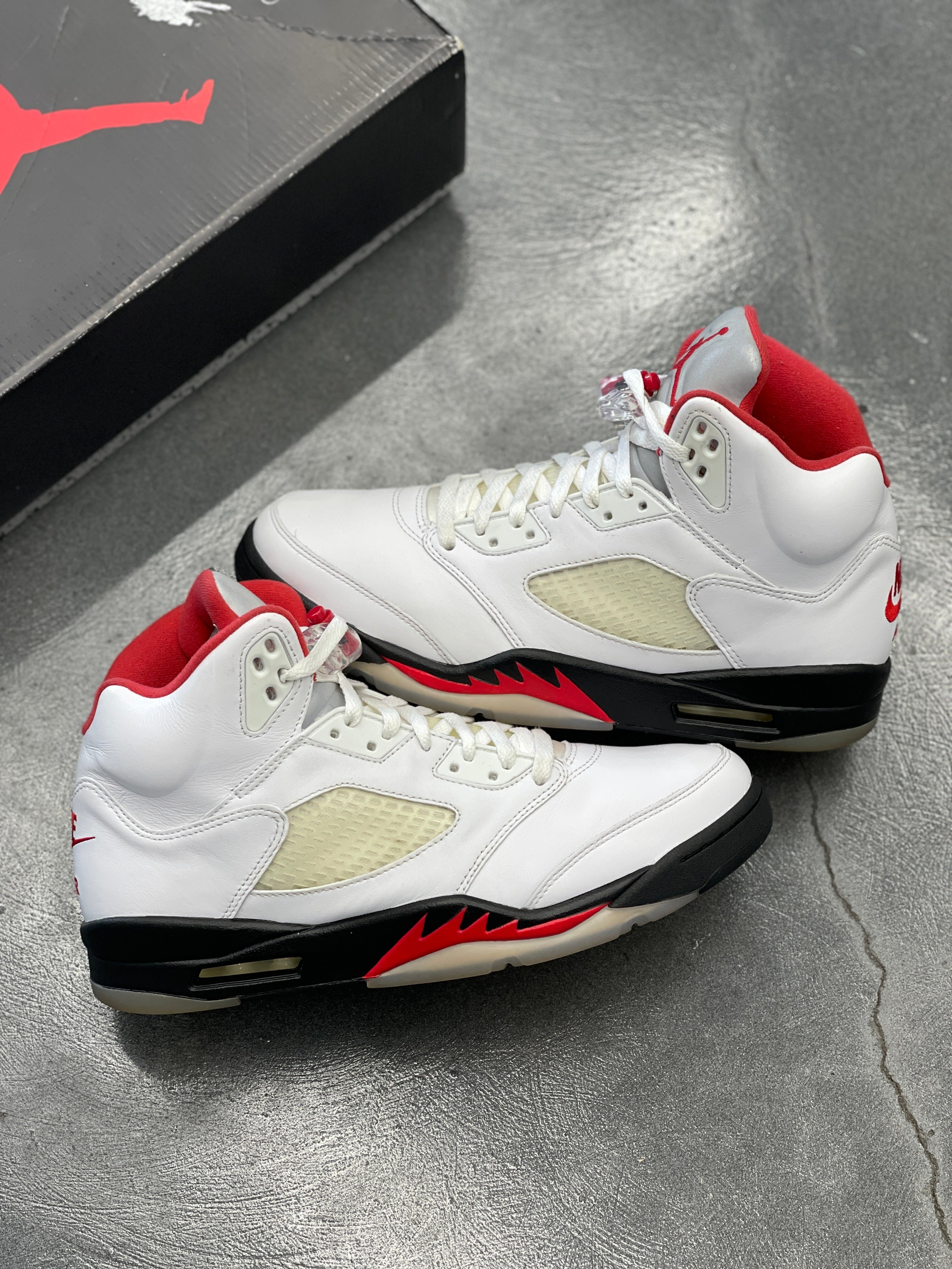 (Lightly Worn) Jordan 5 Retro Fire Red (2020)(10.5)